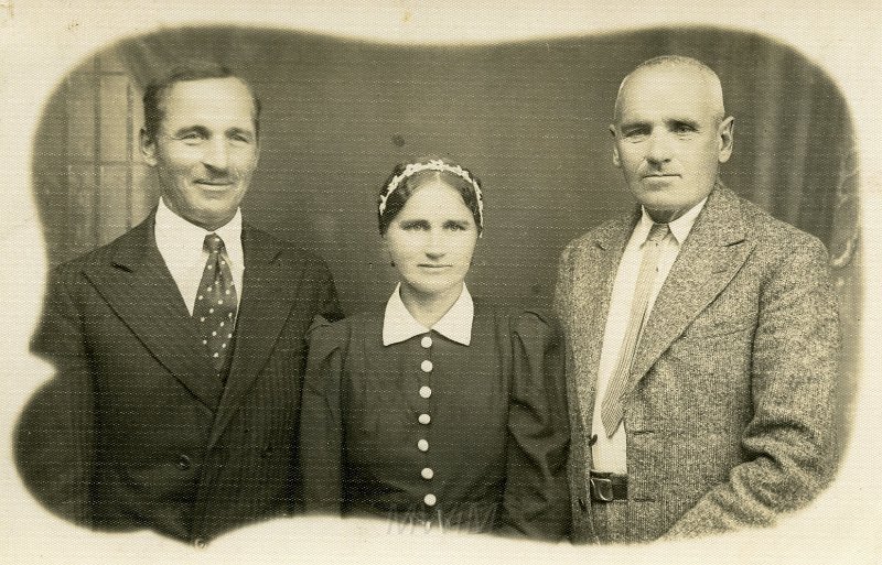 KKE 4030.jpg - Od lewej: pierwszy Napoleon Niedroszlański, druga Anna (Kluk) Niedroszlańska.